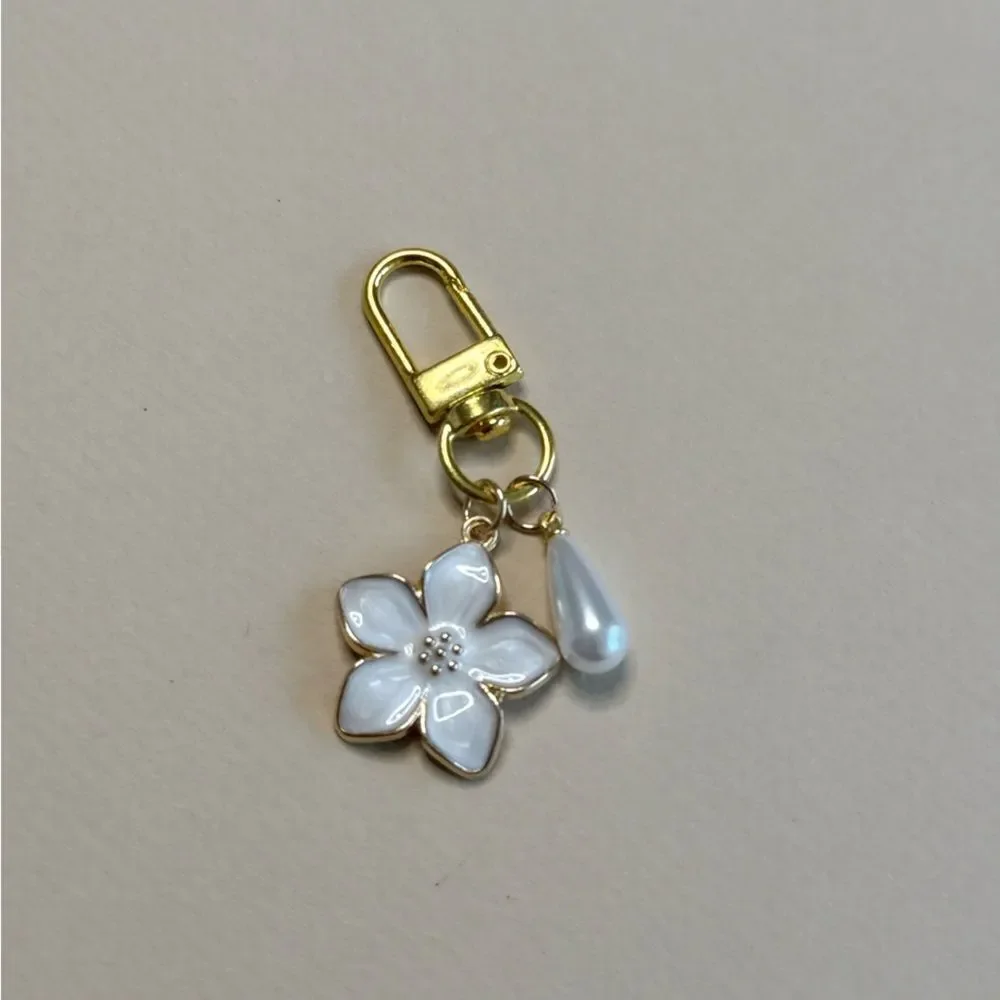 White Flower keychain S1052